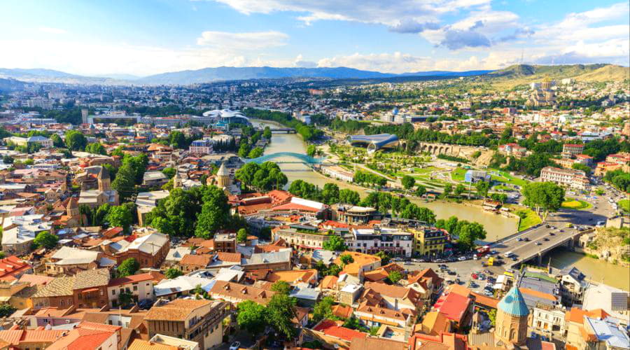 Onze autoverhuurservices bieden een gevarieerde selectie van voertuigen op de luchthaven van Tbilisi.